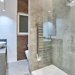 Two-bedroom In Historic 公寓 *