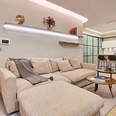 Modern Two Bedroom In Apartment