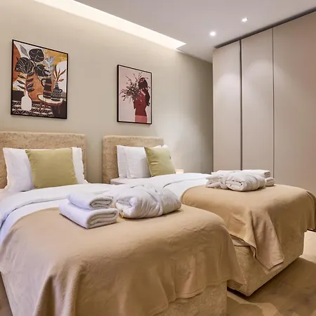 Modern Two Bedroom In Apartment *