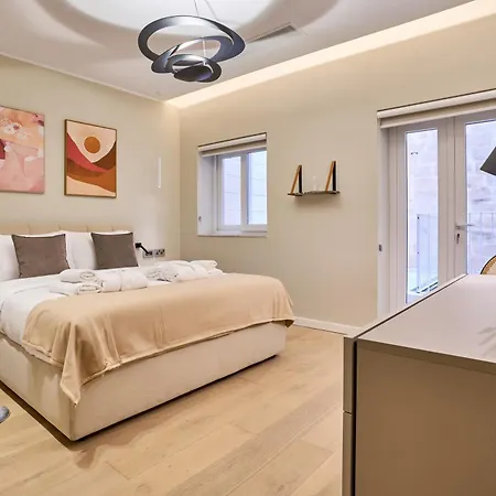 Modern Two Bedroom In Apartment *