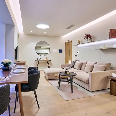 Two-bedroom In Historic شقة