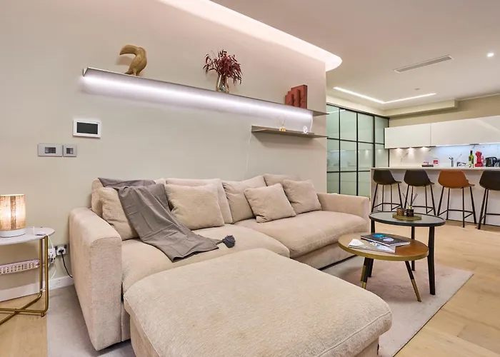 Modern Two Bedroom In דירה