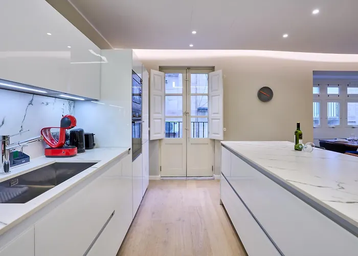 Modern Two Bedroom In דירה *