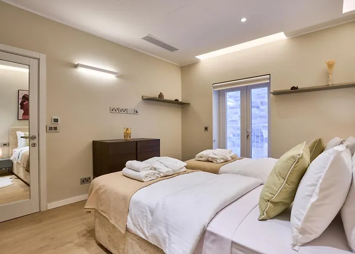 Modern Two Bedroom In דירה