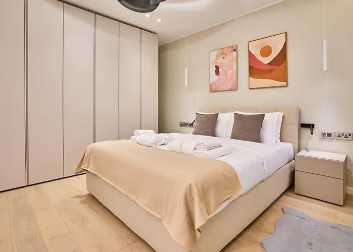 Modern Two Bedroom In דירה *