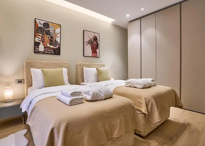 Modern Two Bedroom In דירה *